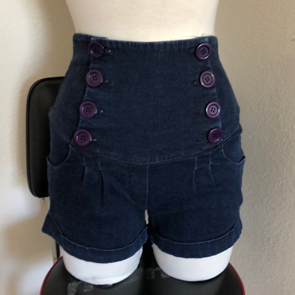 Super high waisted shorts! Pin-up chic! ⚓️💋💄